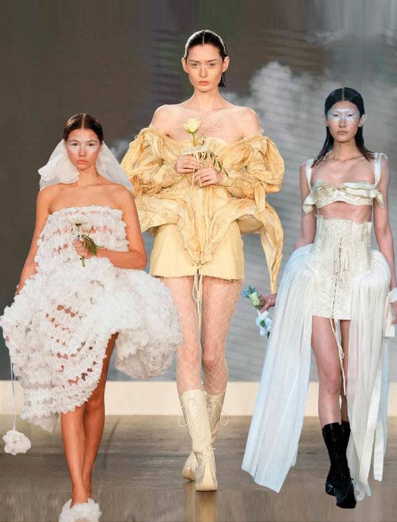 규리킴의 2025 SS 컬렉션. 코르셋과 크리놀린을 활용한 독특한 실루엣이 눈에 띈다.