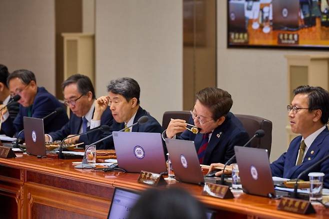 이재명 대통령이 5일 서울 용산 대통령실 청사에서 김밥으로 점심을 먹으며 국무회의를 이어가고 있다. 대통령실 제공. 연합뉴스