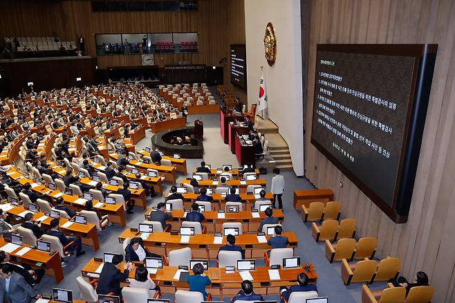 우원식 국회의장이 5일 오후 서울 여의도 국회 본회의에서 검사징계법 일부개정법률안과 3특검법 상정을 알리고 있다./뉴스1