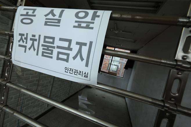 지난달 19일 서울 용산구의 한 전자상가에 공실 안내문이 붙어 있다./뉴스1