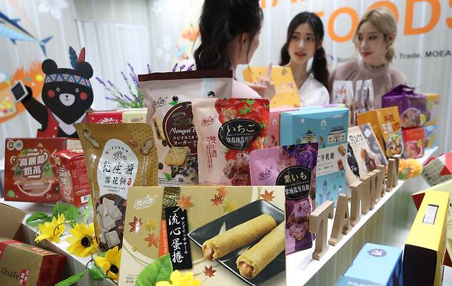 경기 고양시 일산 킨텍스에서 열린 2023 서울국제식품산업대전에서 참관객들이 대만 과자를 맛보고 있다. /뉴스1국내 최대이자 아시아 4대 식품 전문 전시회인 서울국제식품산업대전은 올해 전 세계 39개국에서 기업 1316개사가 참여했다. 2023.5.30/뉴스1