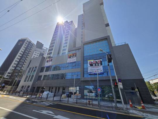 5일 대전 동구 낭월동 대전드림타운 다가온 행복주택 공사 현장에 유치권 행사 현수막이 걸려있다. 이태희 기자