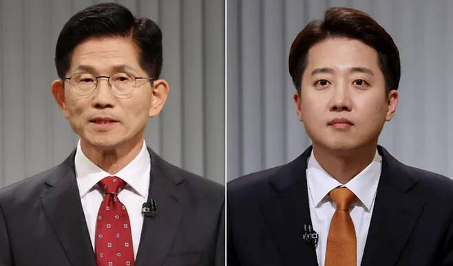지난달 23일 김문수 국민의힘 대통령 후보(왼쪽)와 이준석 개혁신당 대통령 후보가 중앙선거방송토론위원회 주관 제21대 대통령선거 2차 후보자토론회 시작에 앞서 토론 준비를 하고 있다. 국회사진기자단