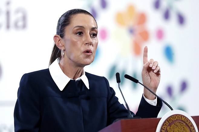 클라우디아 셰인바움 멕시코 대통령이 4일(현지시각) 멕시코시티 국립궁전에서 열린 기자회견에서 연설하고 있다. 멕시코시티/EPA 연합뉴스