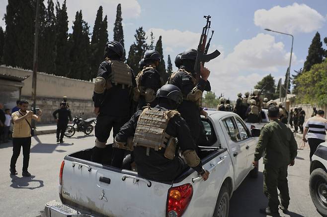 2일(현지시각) 시리아 알레포의 셰이크 막수드 지역에서 시리아군과 쿠르드족 민병대가 주축이 된 시리아민주군 사이 포로교환이 이뤄지고 있다. 알레포/AP 연합뉴스