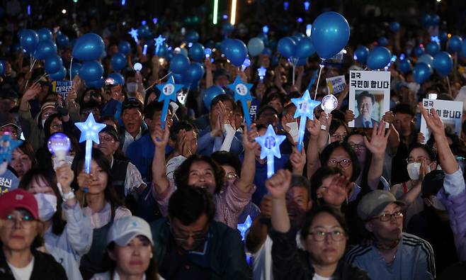 대통령선거를 하루 앞둔 지난 2일 서울 여의도공원 마지막 유세에서 이재명 당시 더불어민주당 후보가 ‘빛의 혁명’ 완성을 위한 승리를 주제로 연설하자, 시민들이 응원봉을 들고 환호하고 있다. 연합뉴스