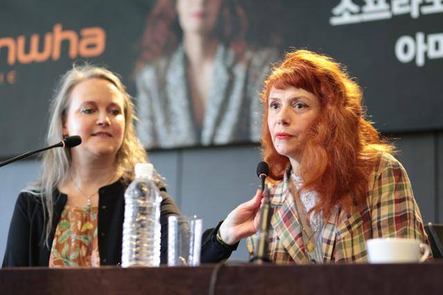 아마릴리스 앙상블의 예술감독 엘로이즈 가이아르(왼쪽)와 소프라노 파트리샤 프티봉이 4일 서울 중구 더플라자호텔에서 열린 한화클래식 2025 기자간담회에서 인사말을 하고 있다. 연합뉴스