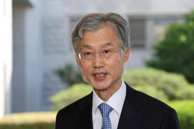 조희대 대법원장이 5일 서울 서초구 대법원으로 출근하며 더불어민주당이 추진 중인 '대법관 증원법'과 관련해 입장을 밝히고 있다. 뉴시스