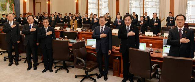 문재인 대통령과 국무위원들이 2017년 11월 21일 청와대에서 열린 국무회의에 참석해 국기에 대한 경례를 하고 있다. 한국일보 자료사진