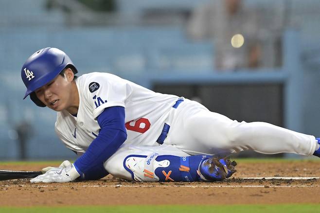 <yonhap photo-3962=""> Los Angeles Dodgers' Hyeseong Kim reacts after fouling a ball off his foot during the second inning of a baseball game against the New York Mets, Tuesday, June 3, 2025, in Los Angeles. (AP Photo/Jayne Kamin-Oncea)/2025-06-04 14:27:33/ <저작권자 ⓒ 1980-2025 ㈜연합뉴스. 무단 전재 재배포 금지, AI 학습 및 활용 금지></yonhap>