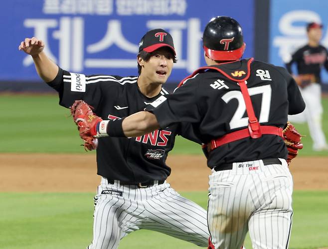 LG 트윈스와 kt 위즈의 2023 KBO 한국시리즈 3차전이 10일 수원 KT위즈파크에서 열렸다. LG가 오지환의 9회 역전 3점 홈런으로 8-7 승리했다. 경기 종료 후 투수 이정용과 포수 박동원이 포옹하고 있다. 수원=정시종 기자 capa@edaily.co.kr /2023.11.10.