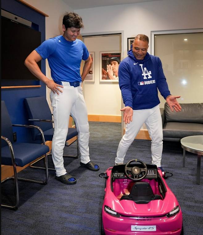 데이브 로버츠 감독이 오타니의 딸을 위해 선물한 분홍색 포르쉐 미니카. 사진=다저스 X 캡처