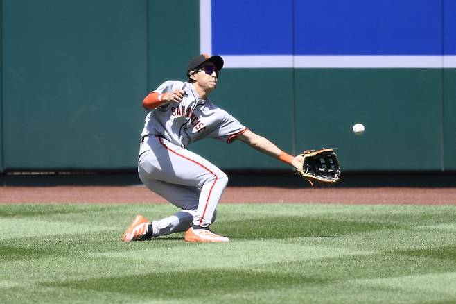 <yonhap photo-2298=""> 이정후가 넓은 중견수 수비로 샌프란시스코이 '지키는 야구'에 힘을 보내고 있다. 사진은 지난달 27일(한국시간) 워싱턴전에서 몸을 날려 포구를 시도하는 이정후. (AP Photo/Nick Wass)/2025-05-26 05:27:22/ <저작권자 ⓒ 1980-2025 ㈜연합뉴스. 무단 전재 재배포 금지, AI 학습 및 활용 금지></yonhap>