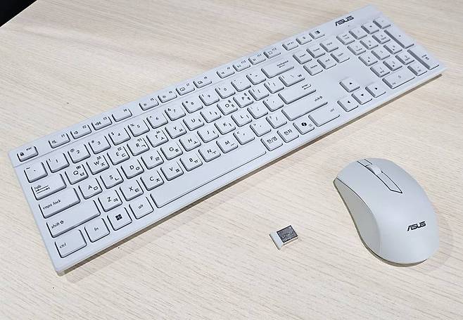 본체와 함께 제공되는 무선 키보드 및 마우스 / 출처=IT동아