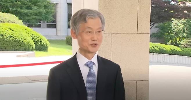 조희대 대법원장이 5일 오전 서울 서초구 대법원으로 출근하며 취재진의 질문에 답하고 있다. (SBS 캡처)