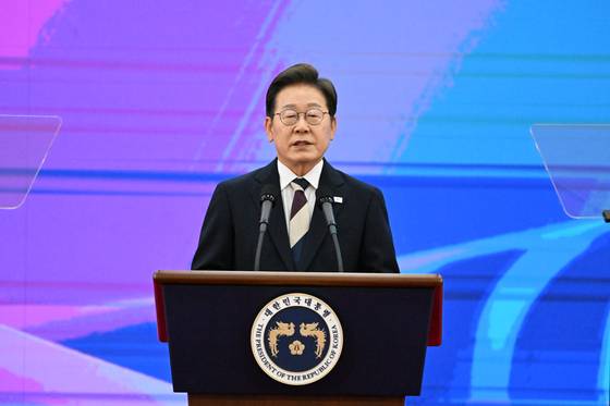 이재명 대통령이 4일 서울 여의도 국회에서 열린 제21대 대통령 취임선서식에서 '국민께 드리는 말씀 ' 연설을 하고 있다. 국회사진기자단. 연합뉴스