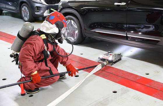 현대글로비스가 보유한 모든 자동차 운반선 32척에 전기차 화재진압 장비 'EV 드릴 랜스'를 설치했다. 연합뉴스