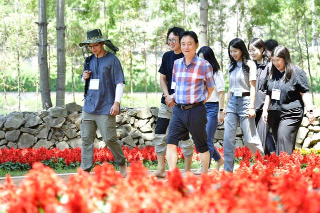 ▲ 최문순 화천군수와 7급 이하 공직자들이 5일 화천읍 붕어섬 황톳길에서 맨발로 함께 걸으며 대화를 나누고 있다.