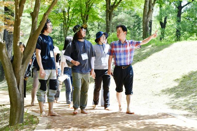 ▲ 최문순 화천군수와 7급 이하 공직자들이 5일 화천읍 붕어섬 황톳길에서 맨발로 함께 걸으며 대화를 나누고 있다.