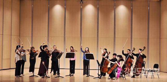 ▲ 지난 4일 밤 강릉아트센터에서 열린 제2회 하슬라국제예술제 프리뷰 콘서트에서 임가진과 페스티벌스트링플레이어스가 연주하고 있는 모습. 황선우 기자