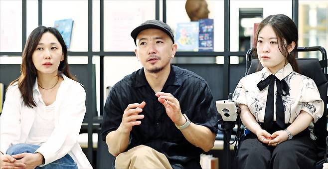 연극 ‘헌치백’ 연출을 맡은 신유청(가운데)과 주인공 샤카 역을 연기하는 차윤슬(오른쪽)·황은후가 한국경제신문과 인터뷰하고 있다. /강은구 기자