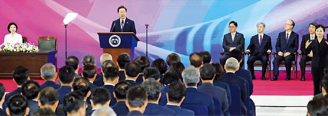 < 대국민 메시지 > 이재명 대통령이 4일 국회 로텐더홀에서 제21대 대통령 취임 선서 후 ‘국민께 드리는 말씀’을 발표하고 있다. /강은구 기자