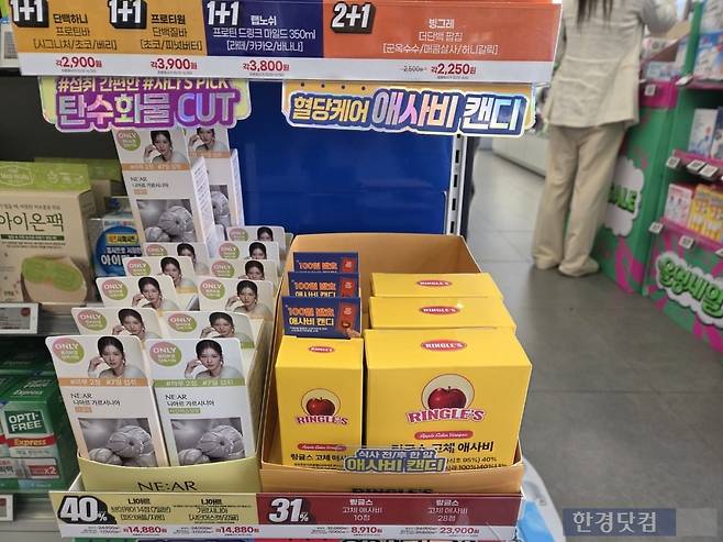 지난 4일 서울 마포구 소재의 올리브영 매장 내 일반 식품에 '혈당케어 애사비 캔디'라는 광고 문구가 부착돼있다./사진=박수림 기자