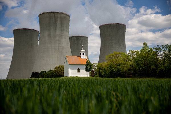 체코 두코바니 마을의 원자력발전소 냉각탑 모습. 한수원은 이곳에 신규 원전 2기 건설을 추진 중이다. EPA 연합뉴스