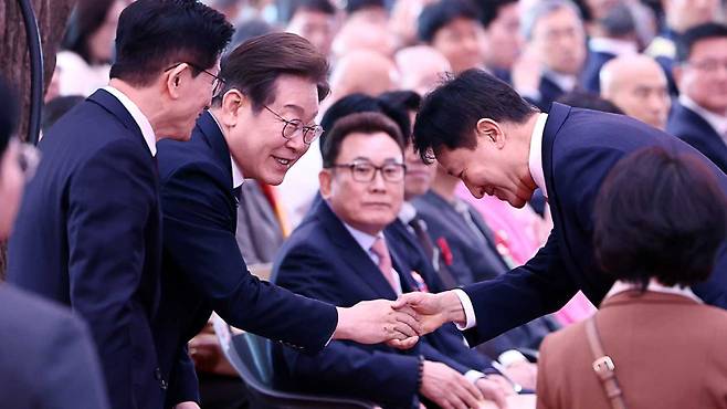 이재명 대통령(당시 더불어민주당 대선 후보)과 오세훈 서울시장이 지난달 5일 서울 종로구 조계사에서 열린 불기 2569년 부처님오신날 봉축법요식에서 악수하고 있다. 연합뉴스