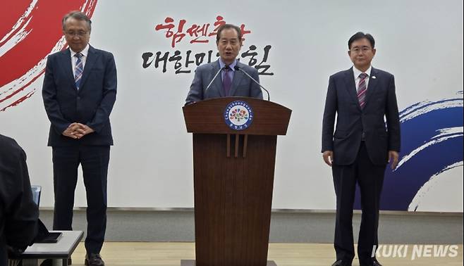 대전충남 행정통합 민관협의체 이창기 공동위원장(가운데)이 5일 도청 프레스센터에서 기자회견을 통해 연내 특별법 통과 등 향후 추진일정 등을 설명하고 있다. 사진=홍석원 기자