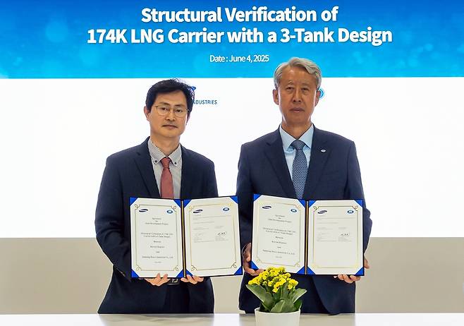 KR 이형철 회장(오른족)과 장해기 삼성중공업 부사장은은 지난 4일(현지시간) 노르웨이 오슬로에서 열리고 있는 ‘노르쉬핑 2025(Nor-Shipping 2025)’ 행사장에서 해당 선박 개발을 위한 업무협약(MOU)을 체결했다. 한국선급 제공