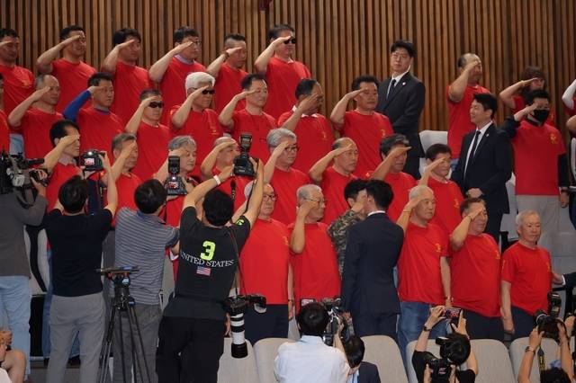 5일 국회에서 열린 본회의에서 '순직 해병 수사 방해 및 사건 은폐 등의 진상규명을 위한 특별검사의 임명 등에 관한 법률안'이 통과되자 방청을 온 해병대 예비역 연대 회원들이 경례를 하고 있다. 연합뉴스