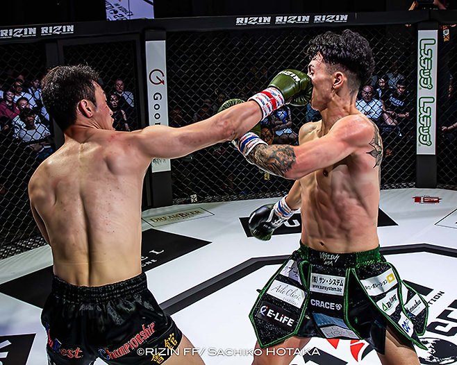 국제무에타이연맹 동아시아선수권대회 동메달리스트 조산해가 2025년 5월 인천광역시 파라다이스시티 라이진 월드시리즈 코리아 킥복싱 경기에서 제4대 Rise 67.5㎏ 챔피언 우사미 히데 메이슨을 공격하고 있다. 사진=RIZIN FF