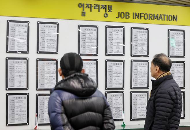 서울 마포구 서부고용복지플러스센터에서 머리가 장년(長年)층 구직자가 일자리 정보 게시판을 살펴보고 있다. /사진=뉴스1