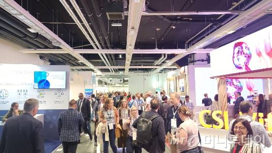 ERA 2025를 찾은 관람객들이 전시장에 꾸려진 각 사 부스를 둘러보고 있다. /사진=정기종 기자