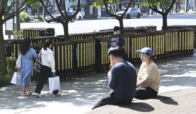 광화문광장에서 정치 집회 천막·시설이 사라진 5일 서울 종로구 동화면세점 앞에 경찰 질서유지선이 정리돼 있다. 백동현 기자