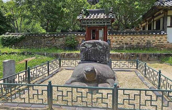 실상사 증각대사(홍척)탑비. 탑신은 없어지고 머릿돌과 거북이 머리의 받침돌만 남아 있다.