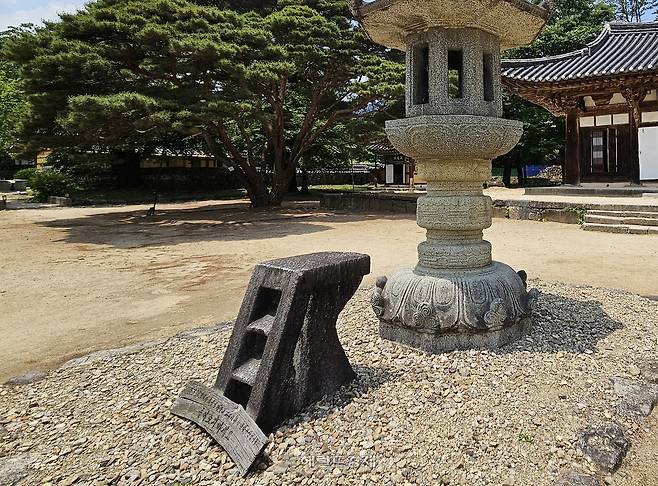 석등 앞 돌계단