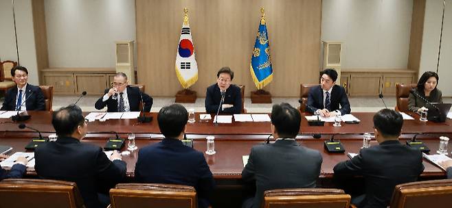 이재명 대통령이 4일 서울 용산 대통령실 청사에서 '대통령 1호 명령, 비상경제점검 태스크포스(TF) 회의'를 주재하고 있다. 연합뉴스