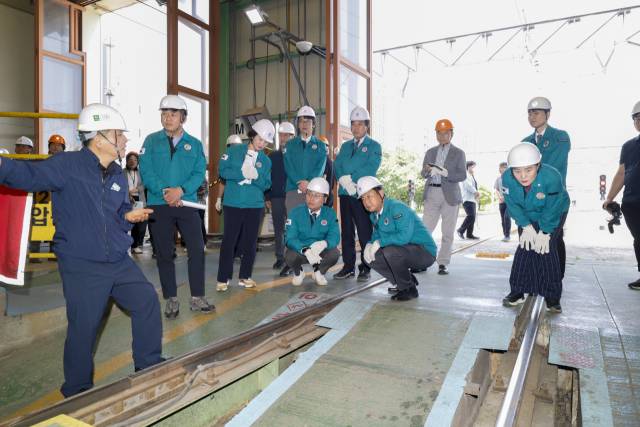 ▲구리시의원들이 신내차량기지를 방문해 현장을 확인하고 있다.ⓒ구리시의회