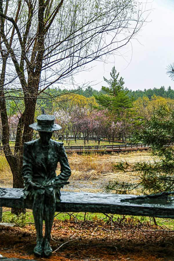 미인송공원에는 전 세계의 조각가들이 만든 작품들이 곳곳에 전시돼 있다.