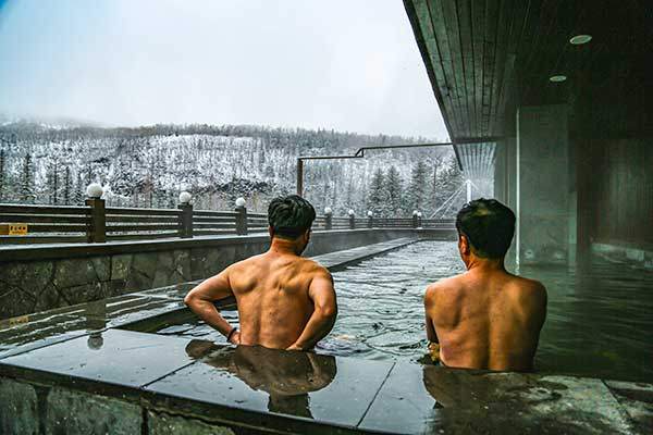 운동호텔의 실외온천. 천지를 바라보며 온천을 즐길 수 있다.