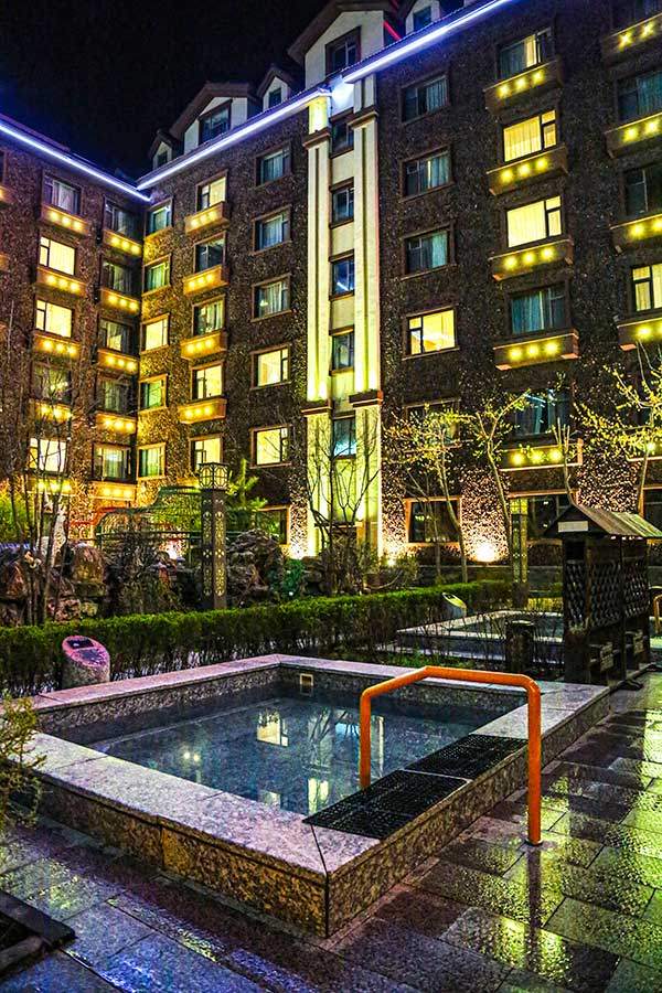 다이너스티 호텔의 실외 온천. 이도백하에 위치한 숙소들은 온천을 겸하고 있는 곳이 많다.