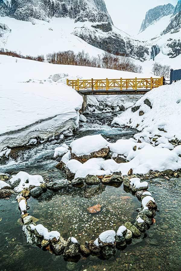 비룡폭포를 바라보는 전망대엔 천지의 물에 동전을 던지고 소원을 빌 수 있는 장소가 있다.