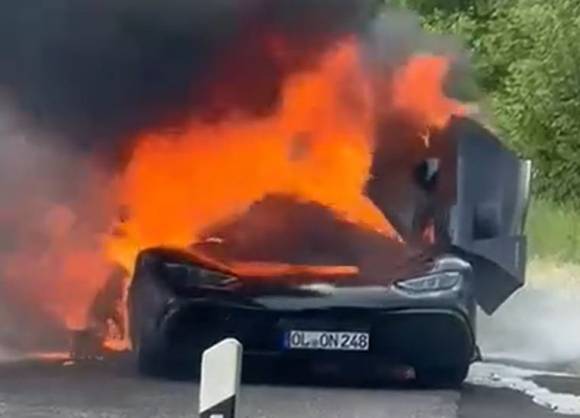 도로에서 화염에 휩싸인 37억원 상당의 희귀 슈퍼카 ‘메르세데스 AMG 원’. 인스타그램 캡처