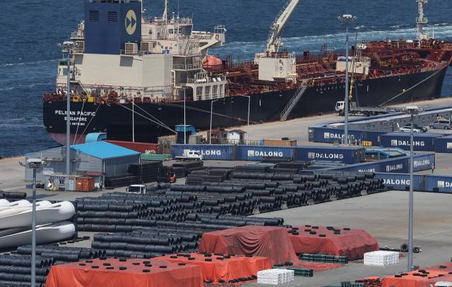 도널드 트럼프 미국 대통령이 미국으로 수입되는 외국산 철강·알루미늄 제품에 대해 인상하기로 한 50% 관세가 발효된 4일 경기도 평택항에 철강 제품이 쌓여 있다. 연합뉴스