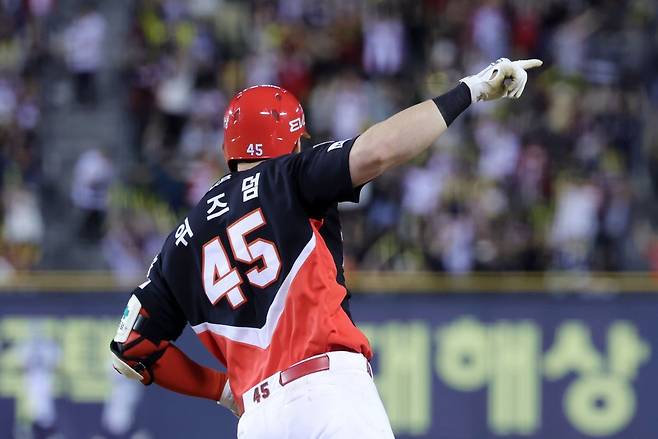 KIA 위즈덤은 4일 잠실 두산전에서 6번타자 3루수로 선발 출전해 5타수 3안타(1홈런) 3타점 2득점을 기록했다. 결승포와 KBO리그 첫 두자릿수 홈런을 기록했다. 잠실|뉴시스