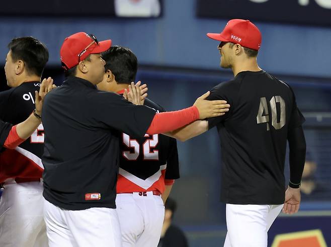 KIA 네일(오른쪽)은 4일 잠실 두산전에서 강습 타구에 오른손을 맞아 다쳤지만, 큰 이상 없이 다음 등판을 준비한다.|뉴시스