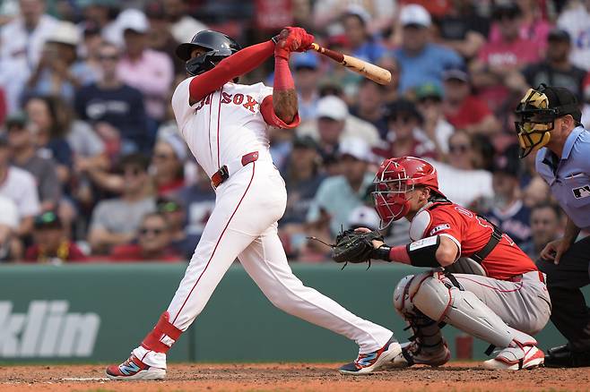 5일 LA 에인절스전서 끝내기 홈런을 치는 세단 라파엘라. 보스턴 | AP연합뉴스