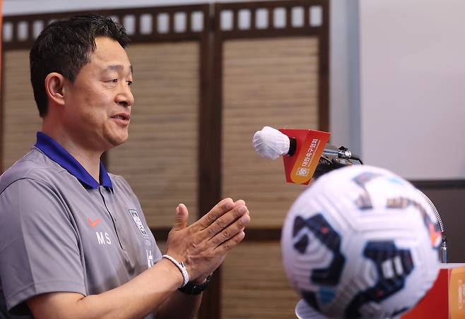 취임 소감 밝히는 이민성 U-22 축구대표팀 감독 (원주=연합뉴스) 양지웅 기자 = 이민성 대한민국 22세 이하(U-22) 축구대표팀 감독이 4일 강원 원주시 인터불고 호텔에서 열린 취임 기자회견에서 소감을 밝히고 있다. 2025.6.4 yangdoo@yna.co.kr(끝)<저작권자(c) 연합뉴스, 무단 전재-재배포, AI 학습 및 활용 금지>